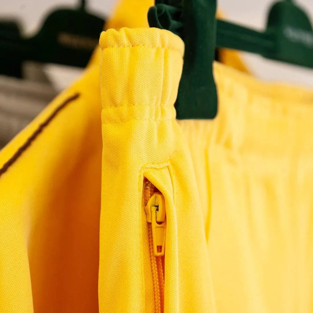 LE PANTALON DE JOGGING JAUNE - HIDEOUT
